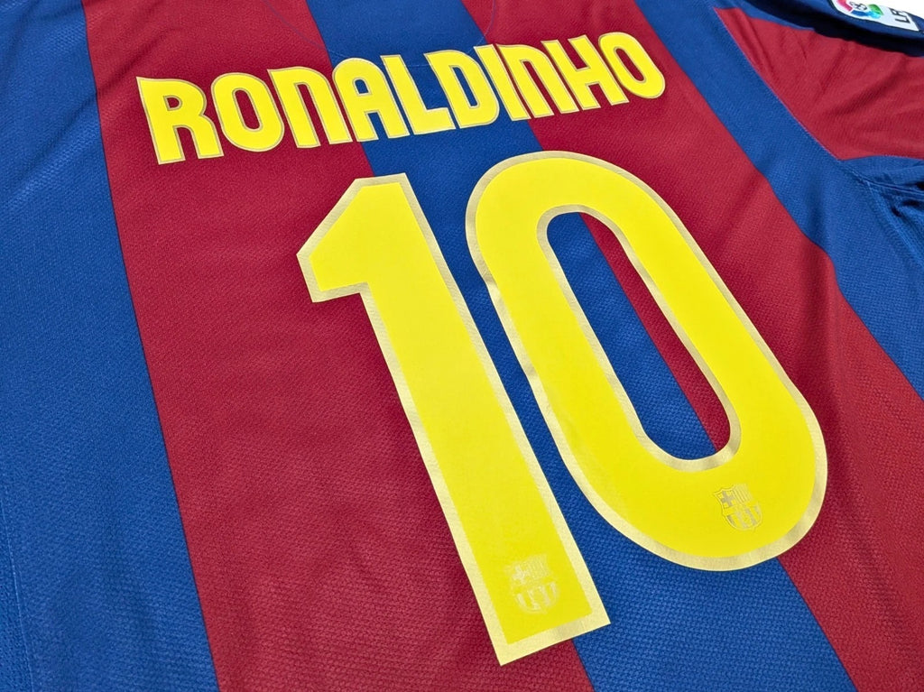 2007-08 Barcelona Home Shirt - Ronaldinho 10