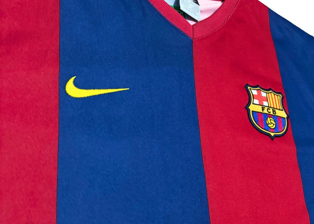 2006-07 Barcelona Home Shirt - Ronaldinho 10