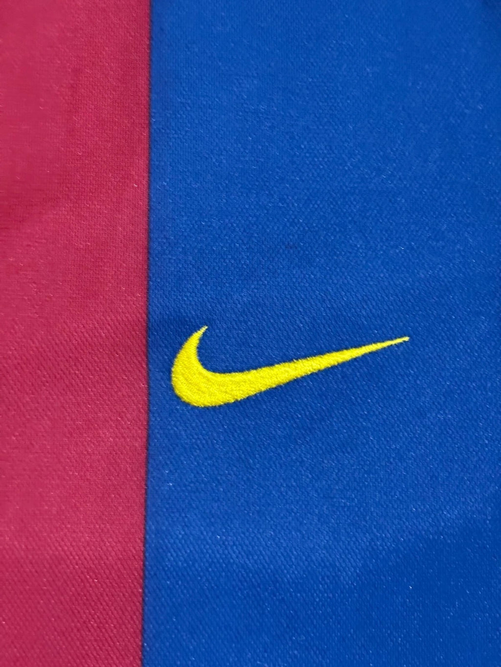 2006-07 Barcelona Home Shirt - Ronaldinho 10