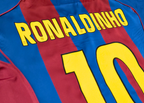 2004-05 Barcelona Home Shirt - Ronaldinho 10