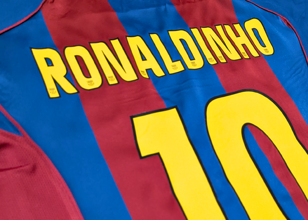 2004-05 Barcelona Home Shirt - Ronaldinho 10