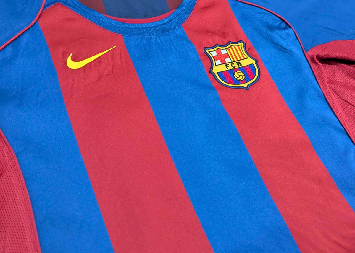 2004-05 Barcelona Home Shirt - Ronaldinho 10