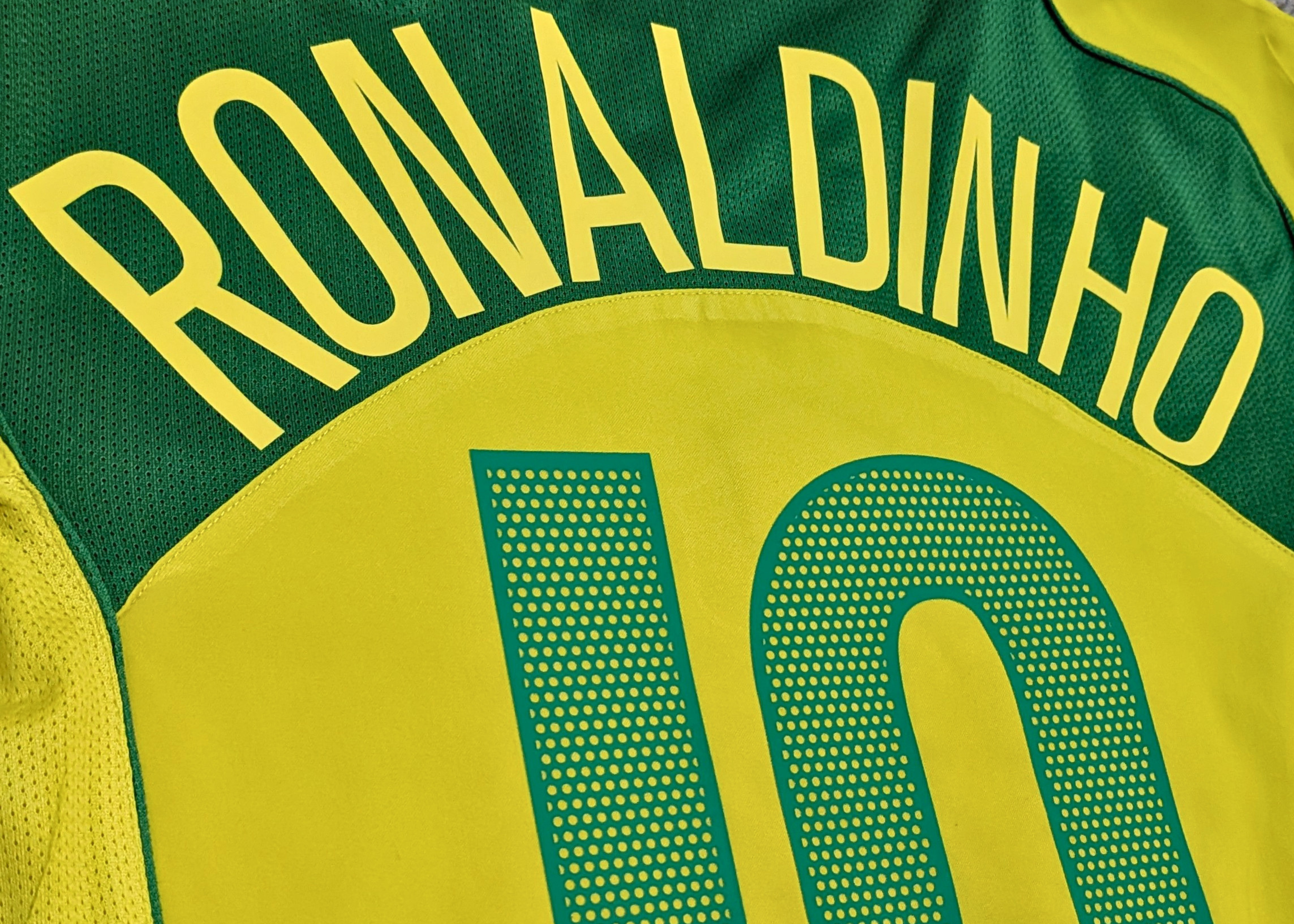 2004-06 Brazil Home Shirt - Ronaldinho 10